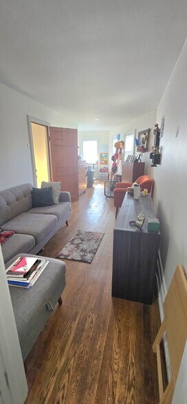 Primary Photo - 573 Main St