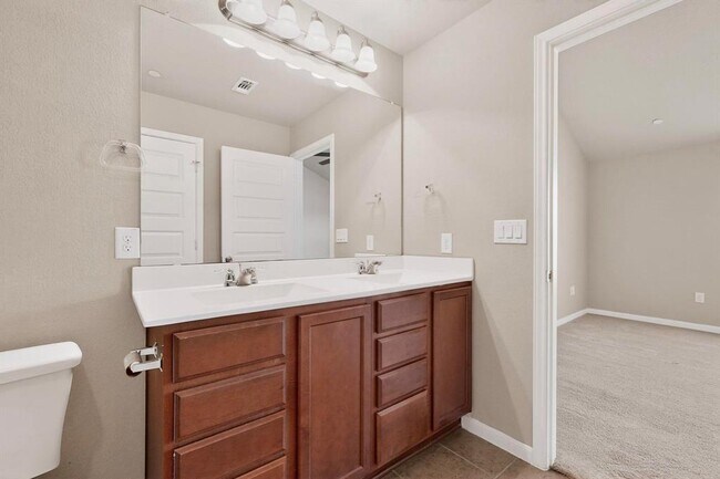 Building Photo - 1620 Bryant Dr