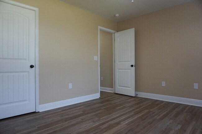 Building Photo - 141 Bronze Cir