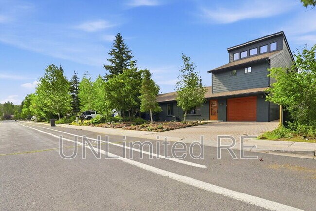 Building Photo - 2700 W Lynette Dr