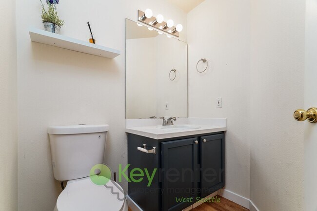 Building Photo - Kent Luxury Home with Double Primary Suite...