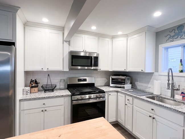 Building Photo - 36 Botsford Ave