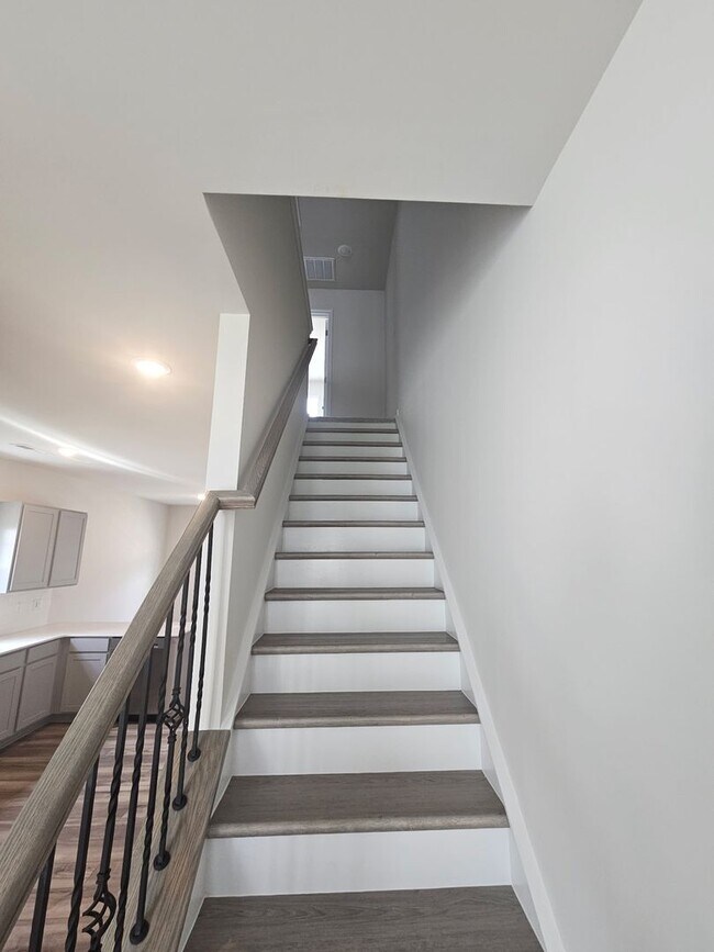 Building Photo - 3168 Fall Hls Dr