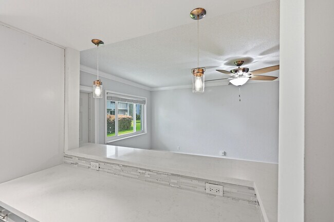 Building Photo - 2110 NE 42nd St