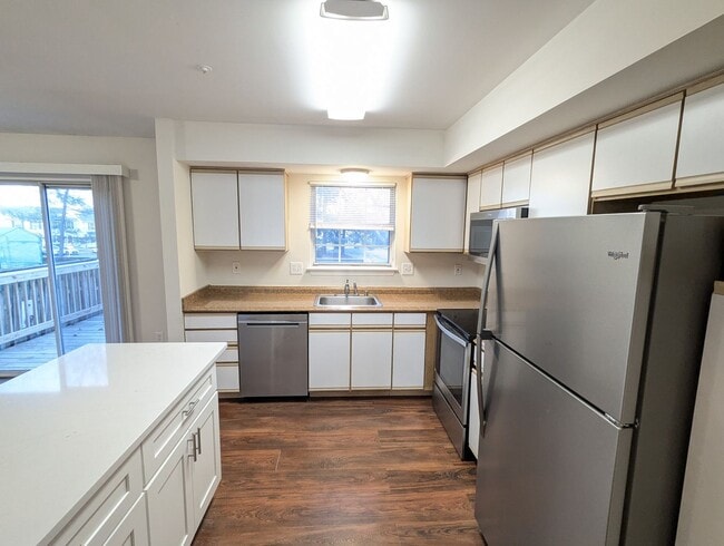 Building Photo - Well maintained townhouse in Robin Meadows Community with updated features available now!