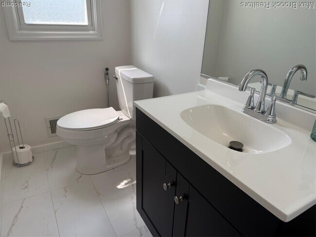 Building Photo - 4803 Thorntree Dr