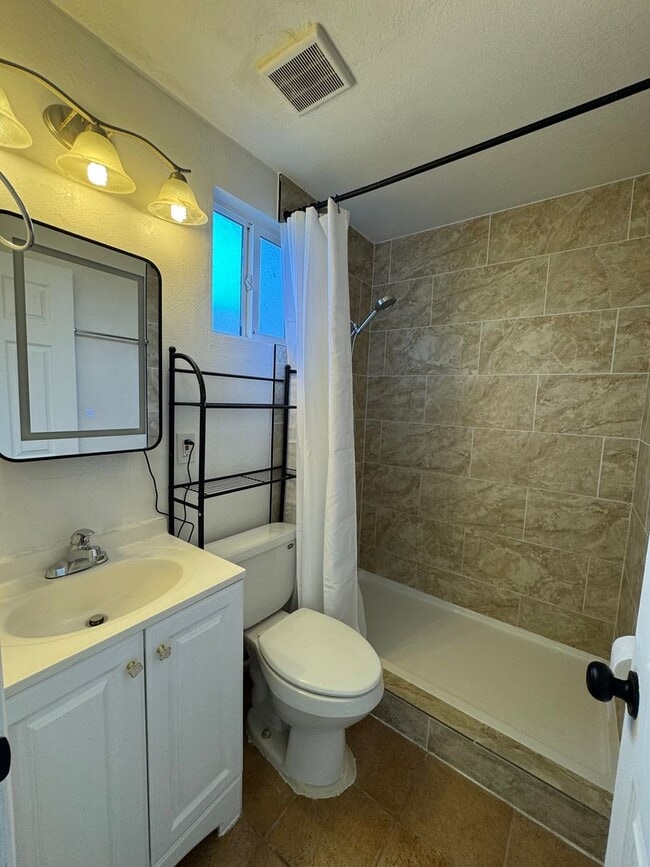 Building Photo - Welcome to this charming 1-bedroom, 1-bath...