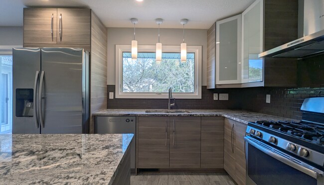Building Photo - 2621 OAKRIDGE DR SW