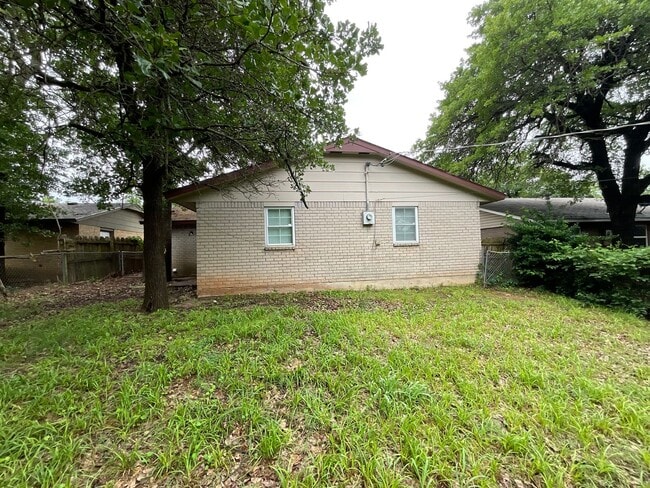 Building Photo - 3 Bed, 1 1/2 Bath, 1 Car Garage