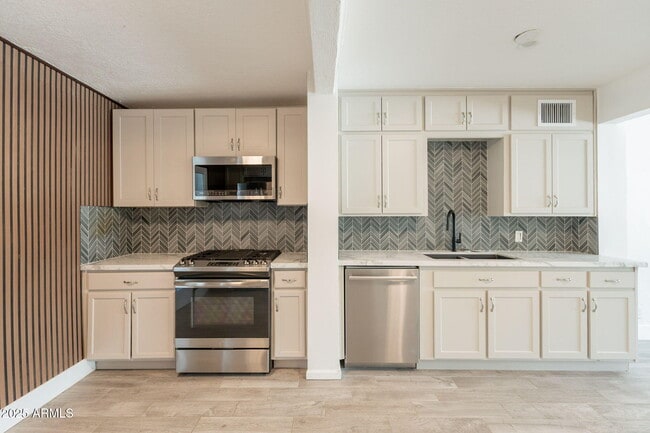 Building Photo - 1116 E Fern Dr N