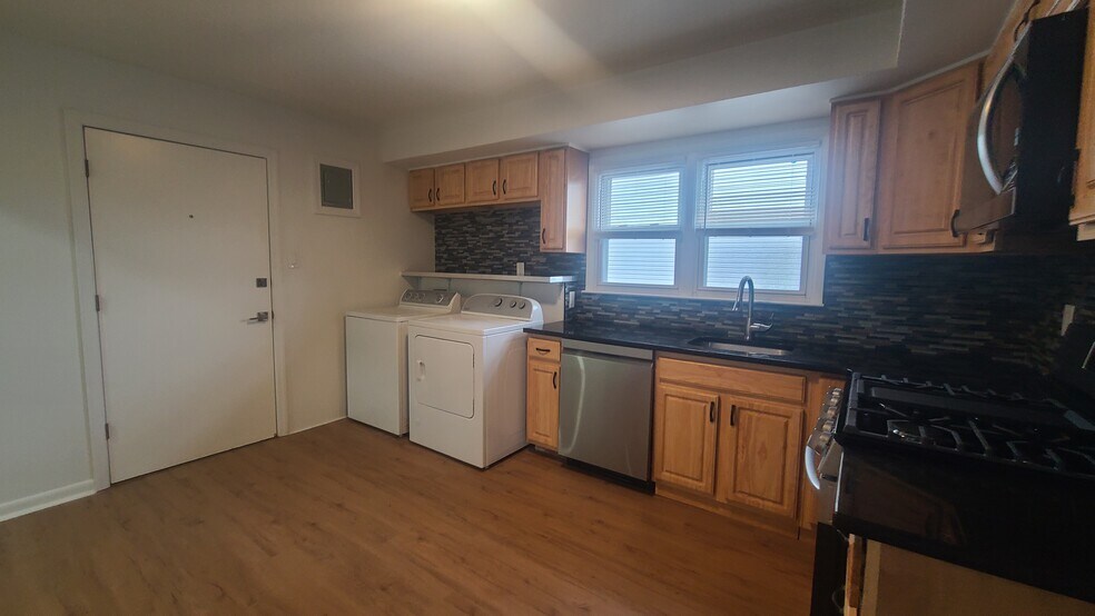 Primary Photo - 589 Bramhall Ave