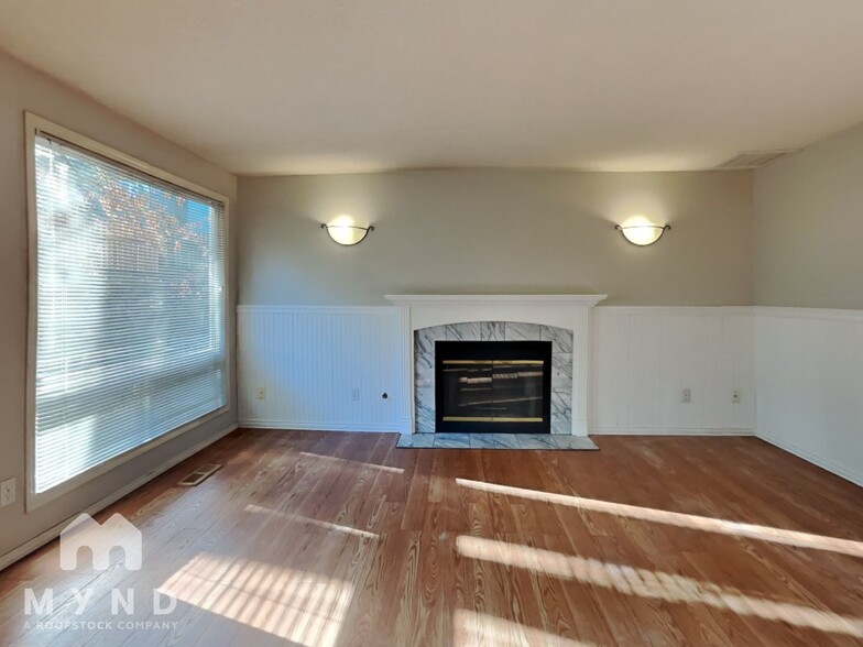 Building Photo - 11121 NE 92nd Cir