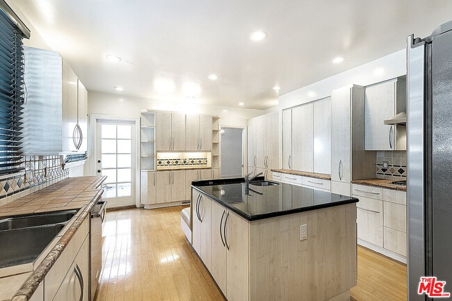 Building Photo - 143 S Mansfield Ave