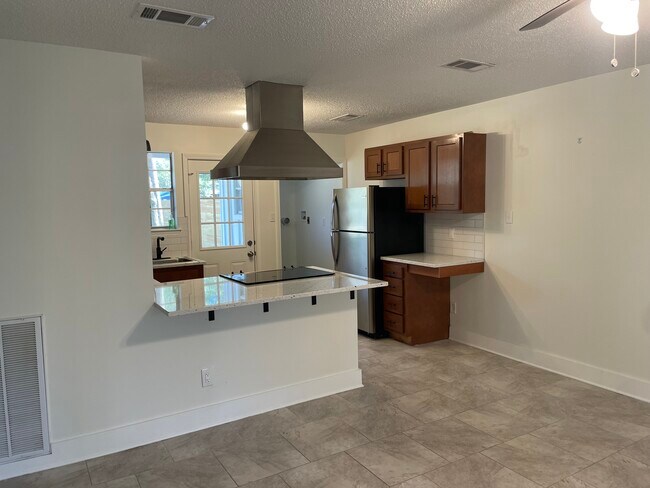 Building Photo - 218 W Saint Mary Dr