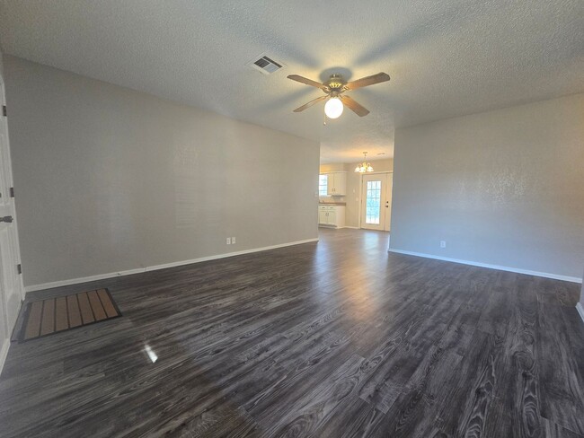 Building Photo - 3 Bedroom 2 Bath home in Shawnee!