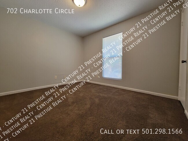 Building Photo - 702 Charlotte Cir