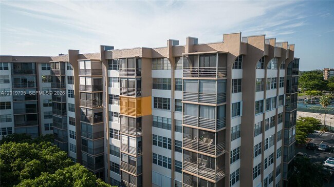 Building Photo - 1100 St Charles Pl