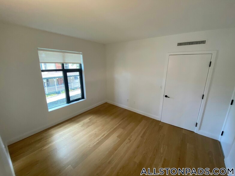 Building Photo - 83 Gardner St