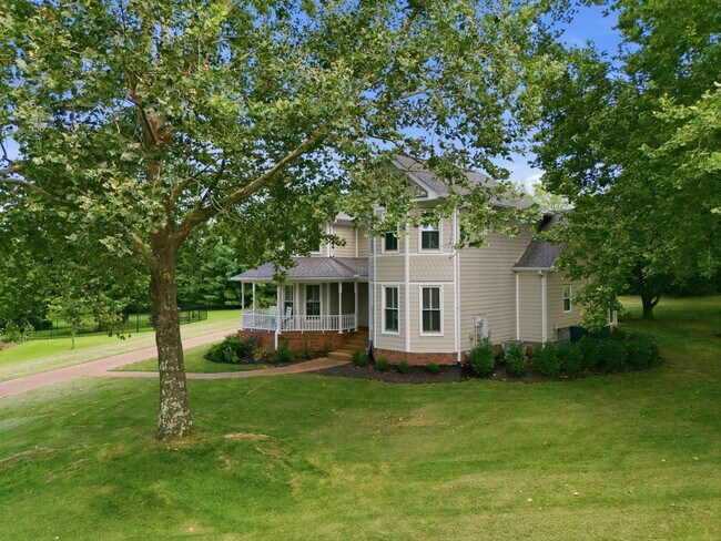 Building Photo - 1733 Carriage Ct