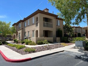 Building Photo - Rare & hard to find 2 BED & 2 BATH with ATTACHED GARAGE.
