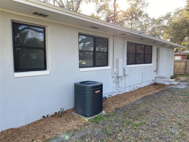 Building Photo - 727 27th Ave S