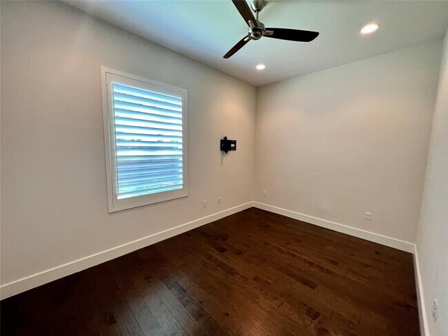 Building Photo - 1126 Linden St