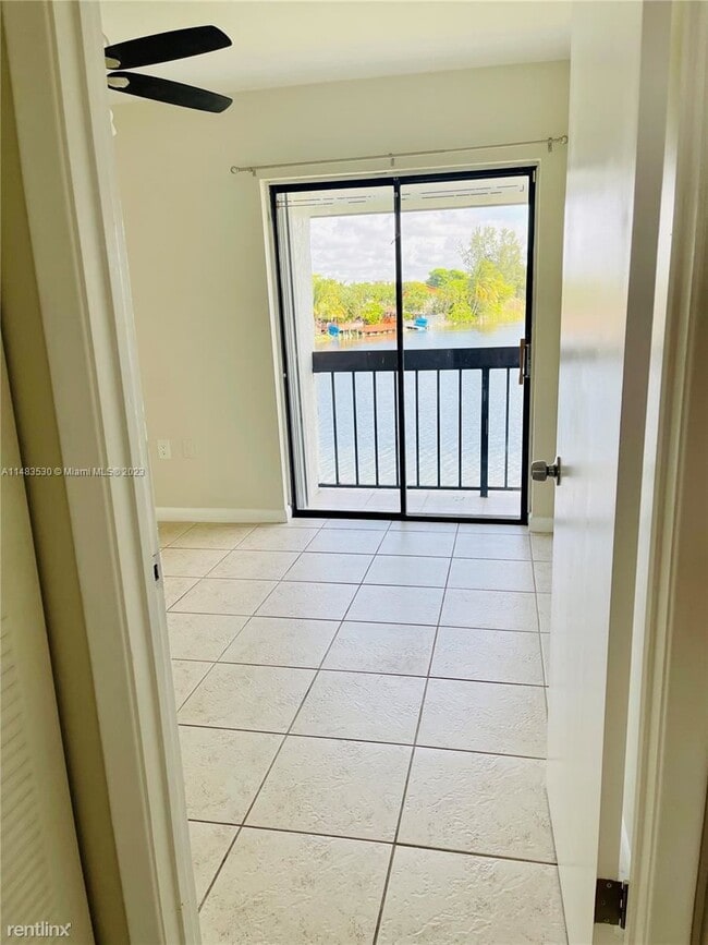 Building Photo - 3 br, 2.5 bath House - 1341 SW 124th Ct # 4-E