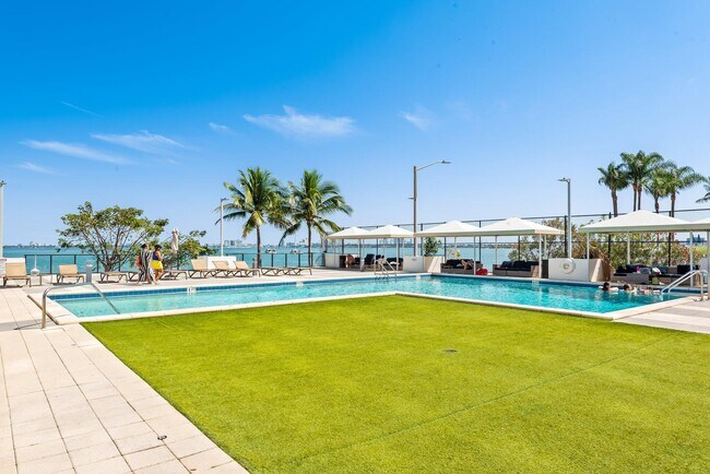 Building Photo - 600 NE 36th St