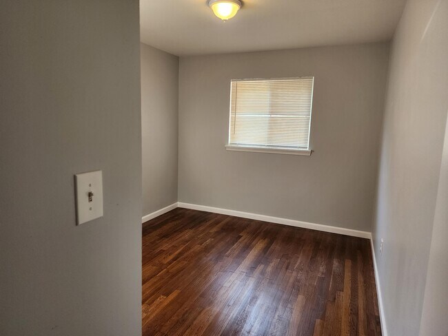 Building Photo - 2401 Waltz Ave