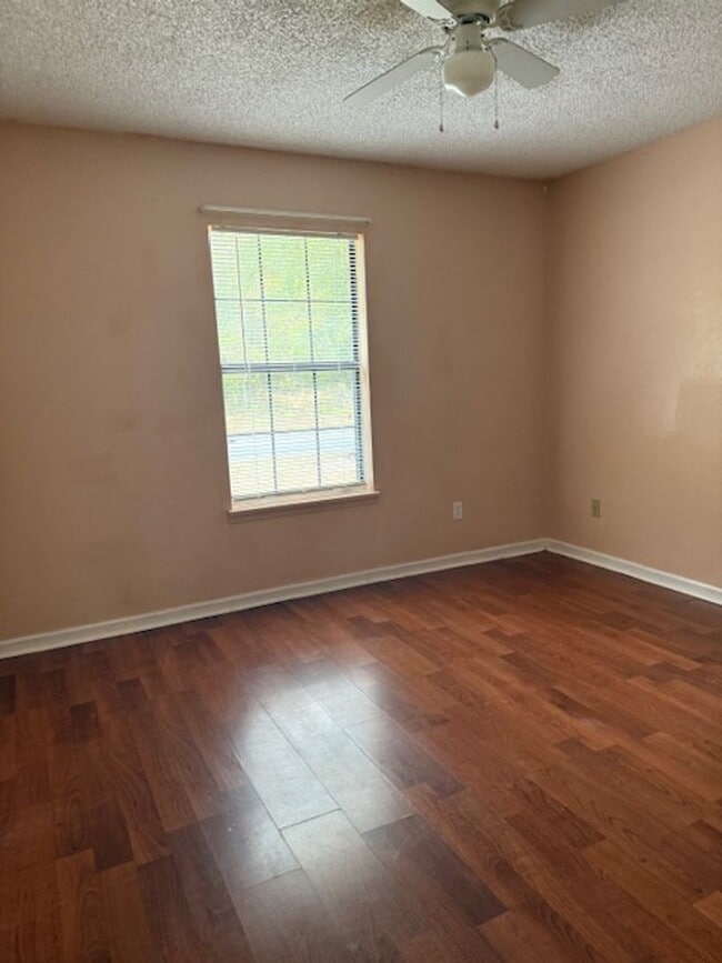 Building Photo - 2 Bedroom 1 Bath Duplex