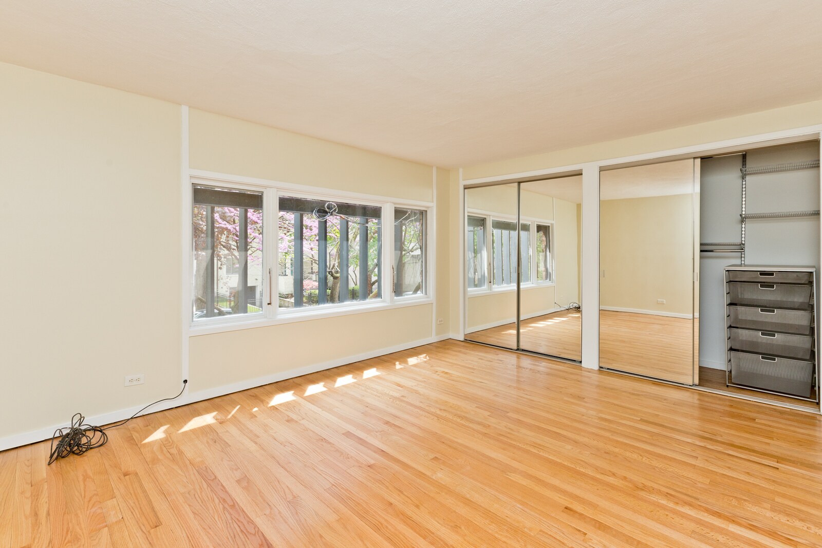 Building Photo - 588 W Hawthorn Pl