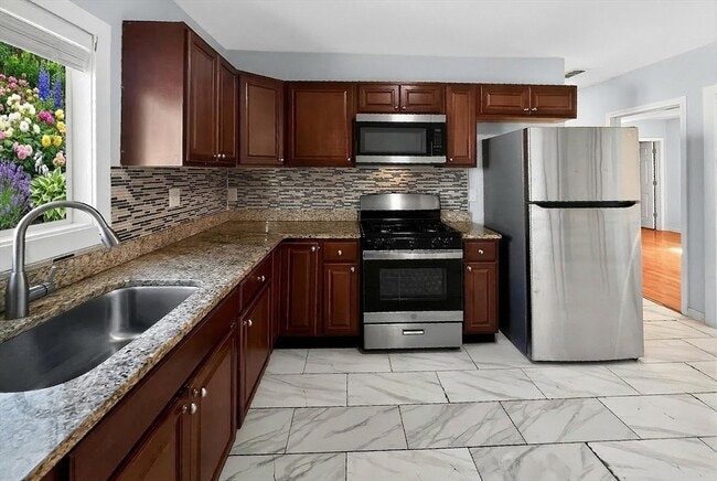 Building Photo - 247 Pilgrim Ave