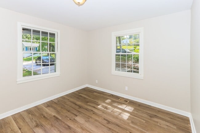 Building Photo - 4582 Shadow Lawn Dr