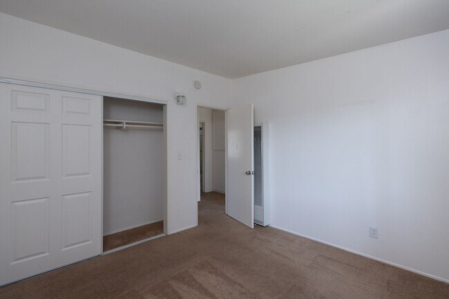 Building Photo - 2 Bedroom + 1 Bathroom Apartment | Oxnard Shores | Unfurnished
