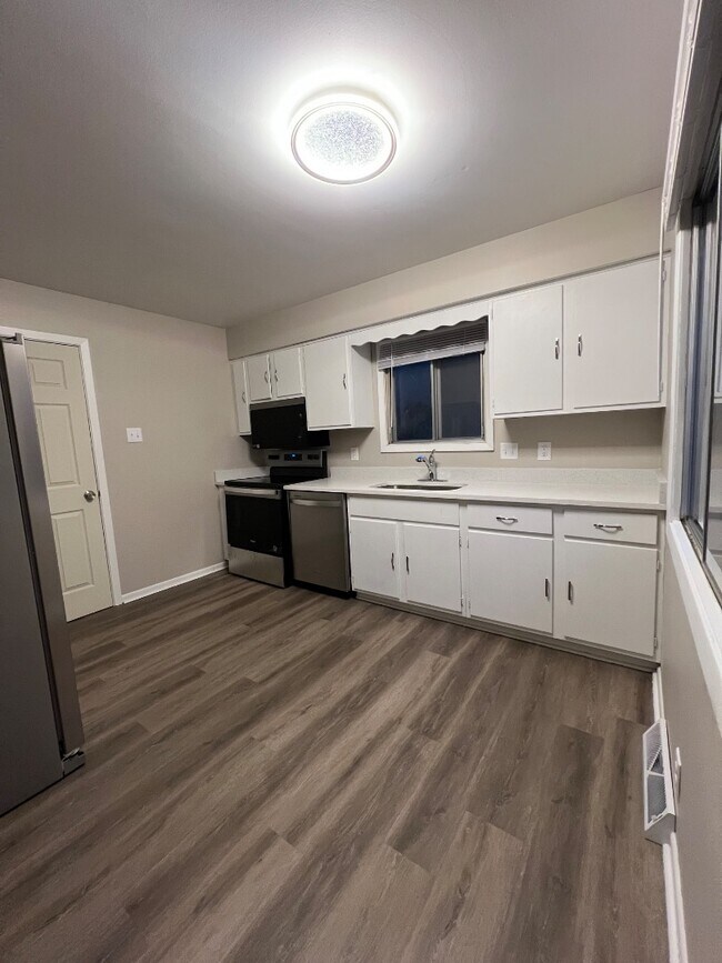 Building Photo - 11224 Roxbury Dr