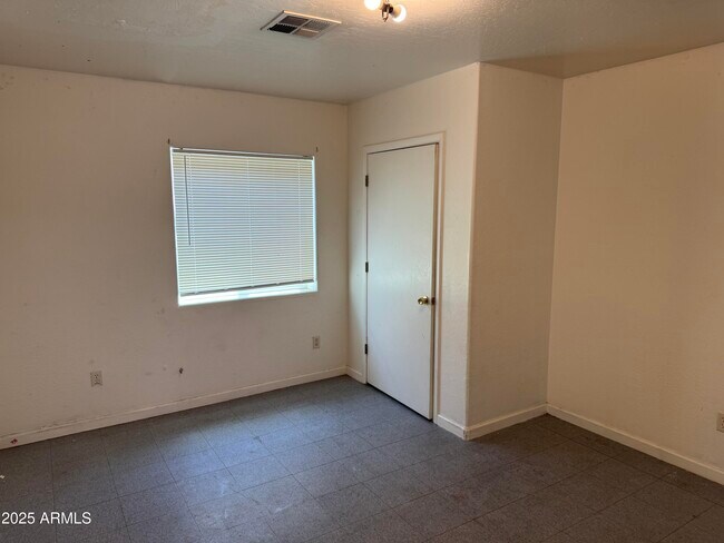 Building Photo - 1224 E Apache St