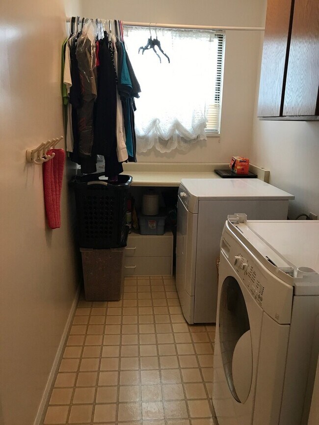 Building Photo - Spacious West Jordan 4 Bedroom!