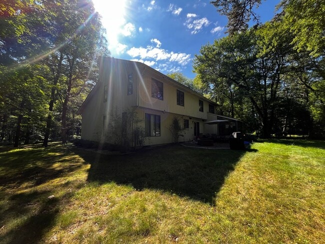 Building Photo - Spacious & Serene 4 Bedroom Country Contem...