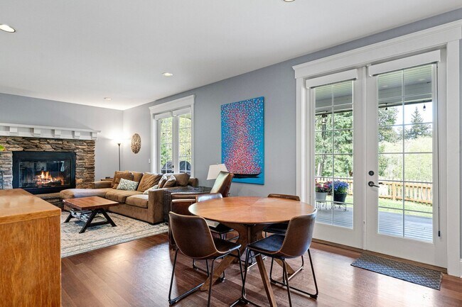 Building Photo - Custom Craftsman Estate on 1.5+ Sun-drenched Acres