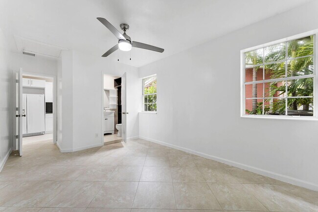 Building Photo - 5015 S Olive Ave