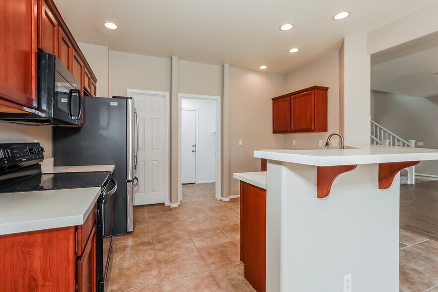 Building Photo - 735 W Fruit Tree Ln