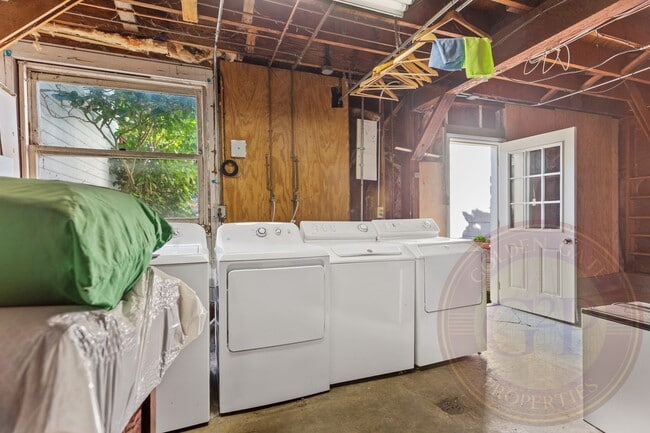 Building Photo - Collingwood Street - 450-452