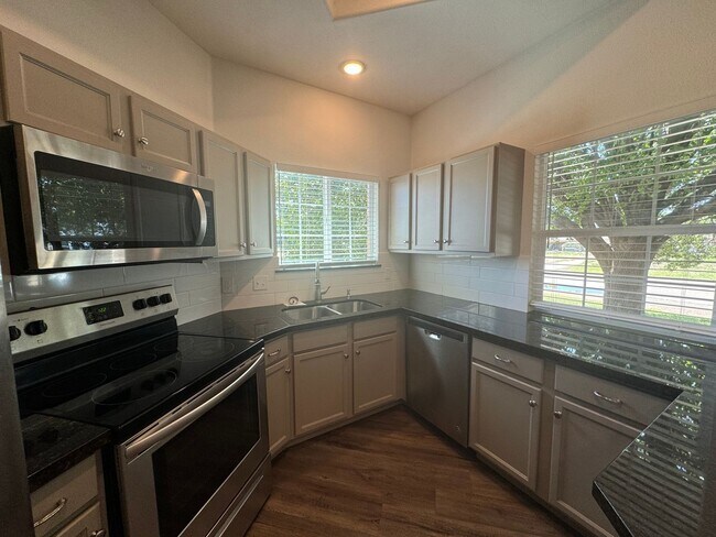 Building Photo - 2 Bed 2 Bath Town Home Available