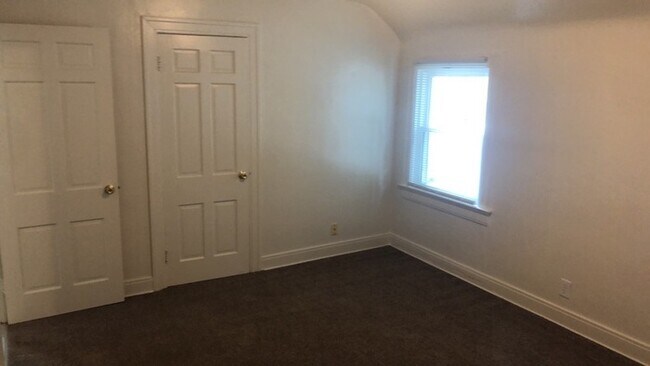 Building Photo - 3861 Far Hills Ave