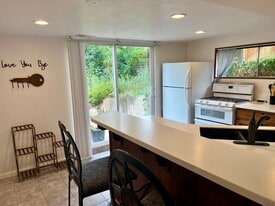 Building Photo - 979 Manchester Rd