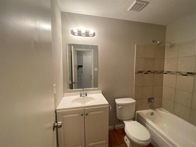 Building Photo - 14814 Croxton Dr