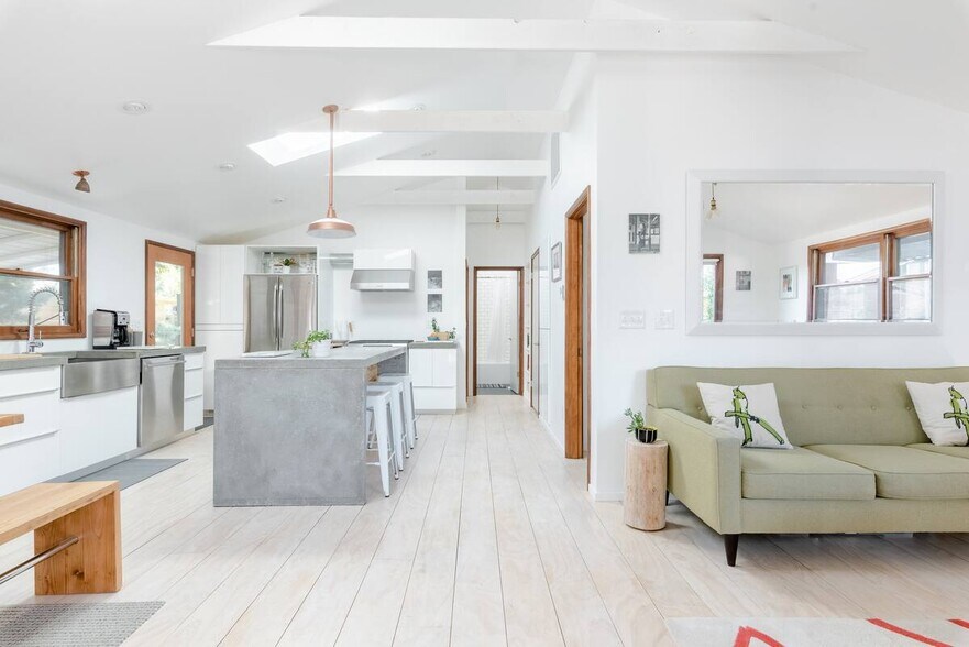 Building Photo - 4633 N Gantenbein Ave