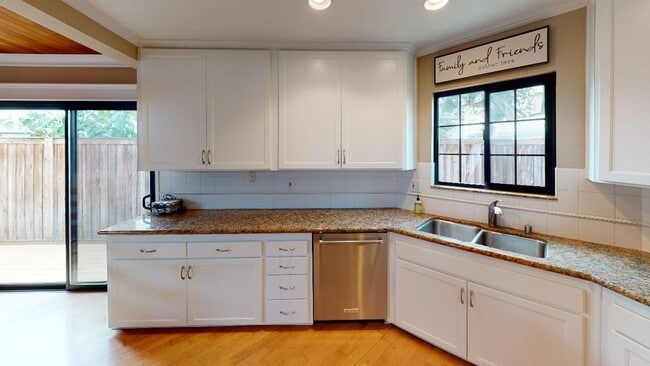 Building Photo - Spacious Unfurnished Home near Coronado's Schools available for Long Term Lease!