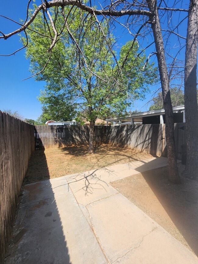 Building Photo - 3 bed 2 bath 2 story townhome, 1 carport