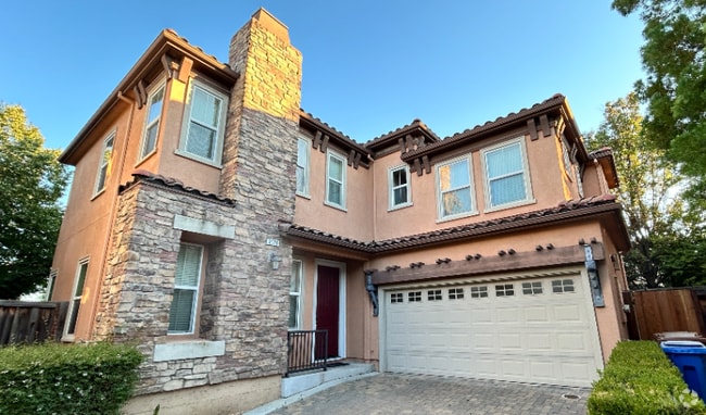 Building Photo - 2124 Carrara St
